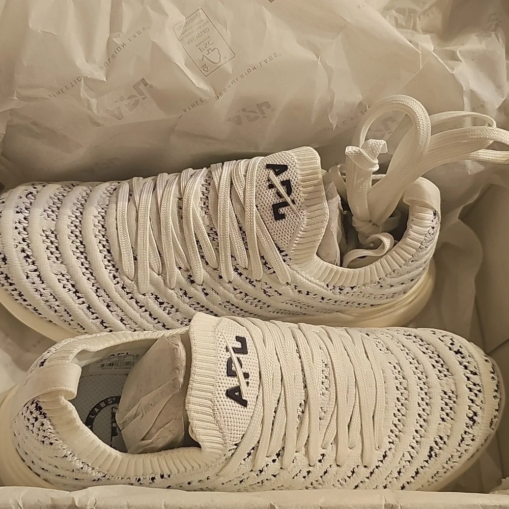 APL Women's TechLoom Wave in Ivory and Navy - Picture 4 of 8